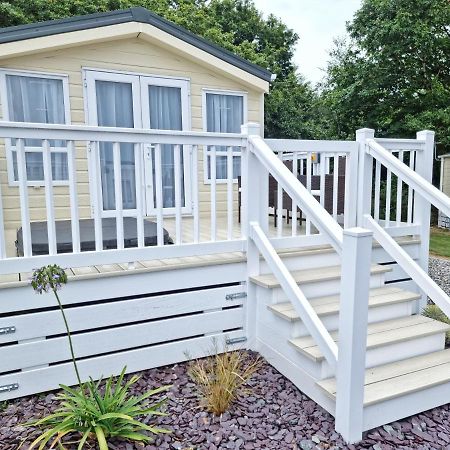 Rosefinch Sleeps 2 Persons-Private Hot Tub-Tranquil Holiday Away From It All Yet Not Far From St Austell- The Holiday Home Has One Bedroom, Living And Dining Area, Equipped Kitchen-Decking-Outdoor Furniture-Fishing Lakes-Non Pet Unit Zewnętrze zdjęcie