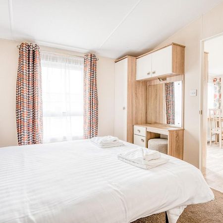 Rosefinch Sleeps 2 Persons-Private Hot Tub-Tranquil Holiday Away From It All Yet Not Far From St Austell- The Holiday Home Has One Bedroom, Living And Dining Area, Equipped Kitchen-Decking-Outdoor Furniture-Fishing Lakes-Non Pet Unit Zewnętrze zdjęcie