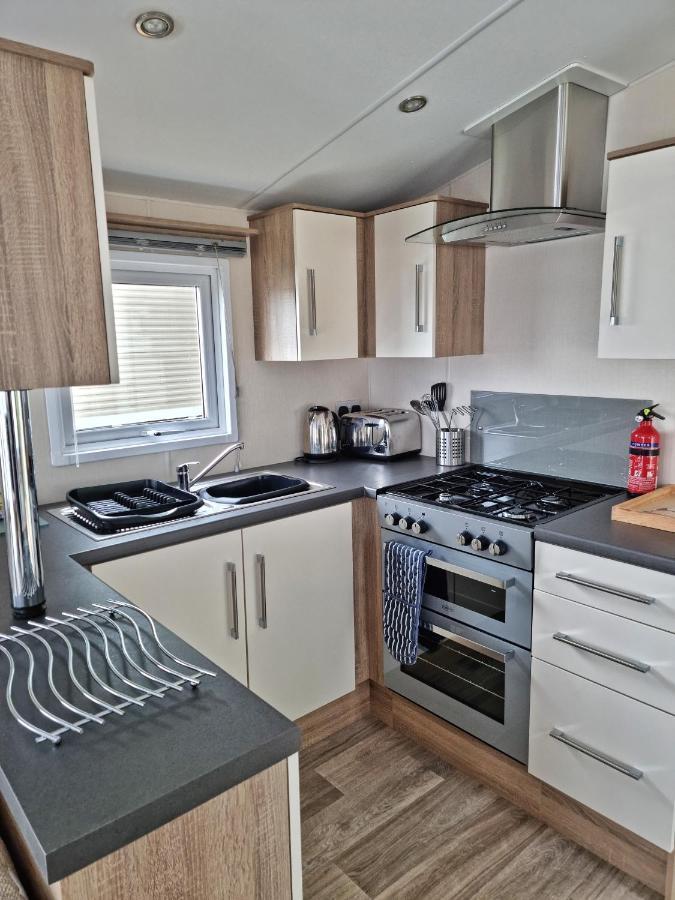 Rosefinch Sleeps 2 Persons-Private Hot Tub-Tranquil Holiday Away From It All Yet Not Far From St Austell- The Holiday Home Has One Bedroom, Living And Dining Area, Equipped Kitchen-Decking-Outdoor Furniture-Fishing Lakes-Non Pet Unit Zewnętrze zdjęcie