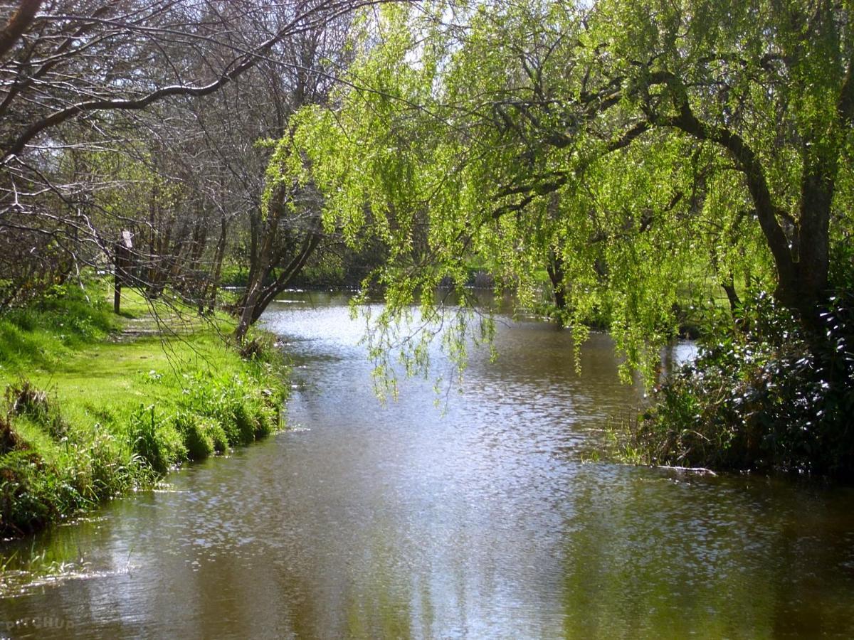 Rosefinch Sleeps 2 Persons-Private Hot Tub-Tranquil Holiday Away From It All Yet Not Far From St Austell- The Holiday Home Has One Bedroom, Living And Dining Area, Equipped Kitchen-Decking-Outdoor Furniture-Fishing Lakes-Non Pet Unit Zewnętrze zdjęcie
