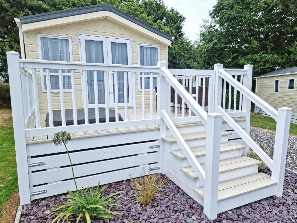 Rosefinch Sleeps 2 Persons-Private Hot Tub-Tranquil Holiday Away From It All Yet Not Far From St Austell- The Holiday Home Has One Bedroom, Living And Dining Area, Equipped Kitchen-Decking-Outdoor Furniture-Fishing Lakes-Non Pet Unit Zewnętrze zdjęcie