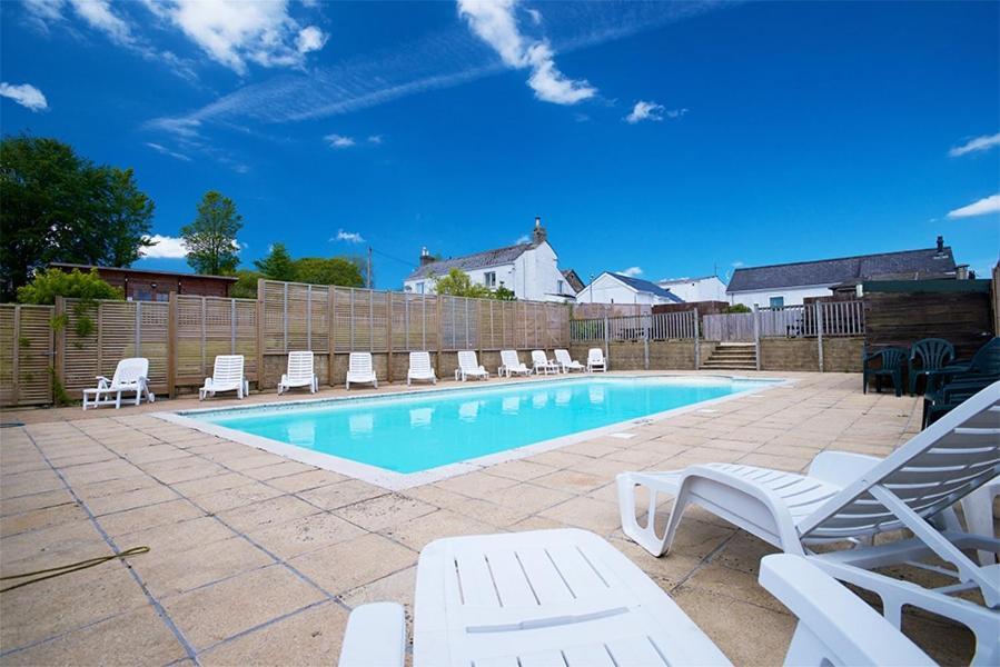 Rosefinch Sleeps 2 Persons-Private Hot Tub-Tranquil Holiday Away From It All Yet Not Far From St Austell- The Holiday Home Has One Bedroom, Living And Dining Area, Equipped Kitchen-Decking-Outdoor Furniture-Fishing Lakes-Non Pet Unit Zewnętrze zdjęcie