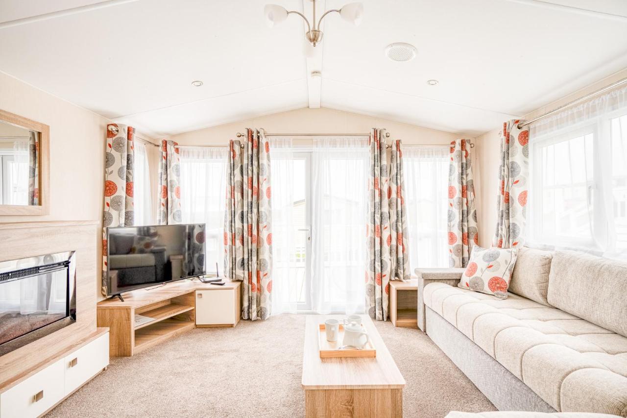 Rosefinch Sleeps 2 Persons-Private Hot Tub-Tranquil Holiday Away From It All Yet Not Far From St Austell- The Holiday Home Has One Bedroom, Living And Dining Area, Equipped Kitchen-Decking-Outdoor Furniture-Fishing Lakes-Non Pet Unit Zewnętrze zdjęcie