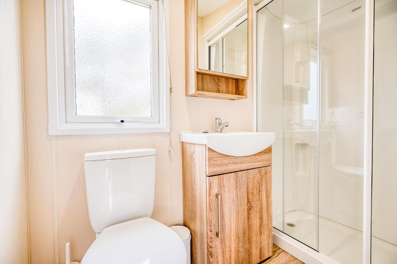 Rosefinch Sleeps 2 Persons-Private Hot Tub-Tranquil Holiday Away From It All Yet Not Far From St Austell- The Holiday Home Has One Bedroom, Living And Dining Area, Equipped Kitchen-Decking-Outdoor Furniture-Fishing Lakes-Non Pet Unit Zewnętrze zdjęcie