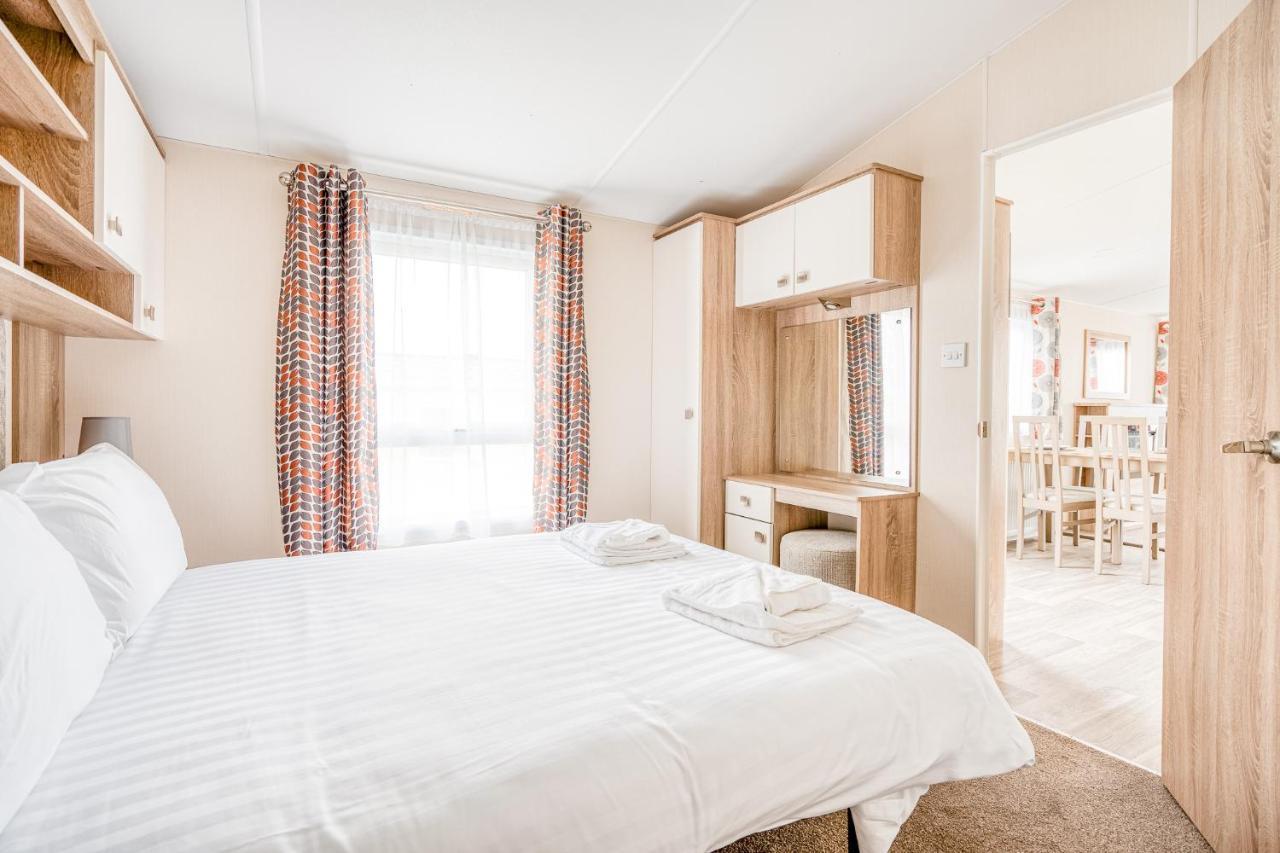 Rosefinch Sleeps 2 Persons-Private Hot Tub-Tranquil Holiday Away From It All Yet Not Far From St Austell- The Holiday Home Has One Bedroom, Living And Dining Area, Equipped Kitchen-Decking-Outdoor Furniture-Fishing Lakes-Non Pet Unit Zewnętrze zdjęcie